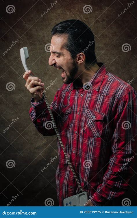 Retrato De Um Homem O Homem Grita Ao Telefone Imagem De Stock