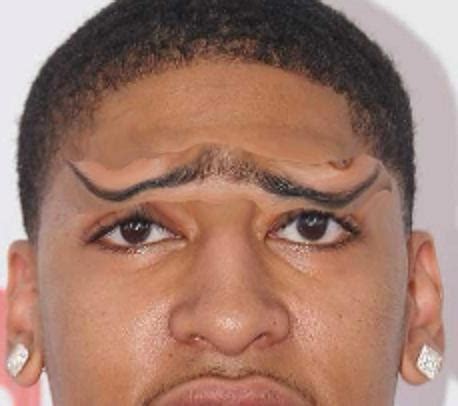 Lil pump drew on a unibrow where his eyebrows used to be after shaving them off. Preview des Pelicans 2014-2015 : il est quand même vachement gros ce sourcil... - Trash Talk
