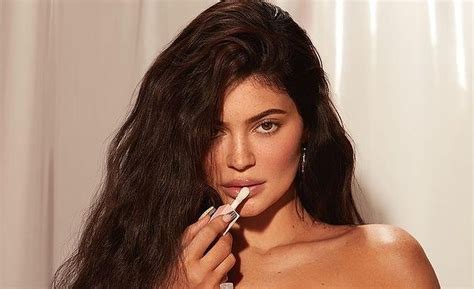 Kylie Jenner Slammed For Ridiculous Looking Lips — Kylie Jenner Lip