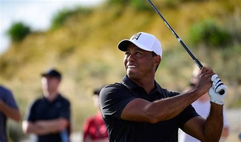 Tiger Woods regresó a los campos de golf tras nueve meses de ausencia