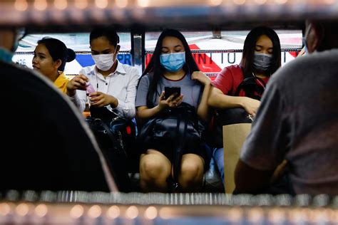 Afp/mohd rasfan seorang pria mengenakan lembaran tisu yang update virus corona di asean, kasus tertinggi di malaysia, filipina, dan thailand. Coronavirus Asia: Duterte To Get Tested, Latest Updates In ...