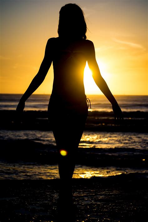 무료 이미지 바닷가 바다 집 밖의 모래 실루엣 소녀 태양 여자 해돋이 일몰 햇빛 아침 여름 황혼 저녁 어린 반사 인간 위치