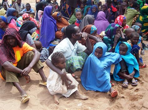 Refugees Wait To Be Registered At Northeastern Kenya S Dadaab Refugee Camp حقوق إنسان هجرة