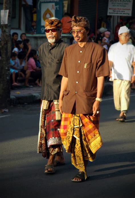 Street Style In Ubud Bali Indonesia 2008 Batik Fashion