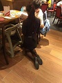 餐廳女員工下跪服務 網友嘆：服務業真歹賺 - 生活 - 自由時報電子報