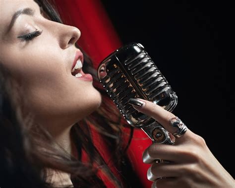 Premium Photo Portrait Of Beautiful Woman Singing In Microphone