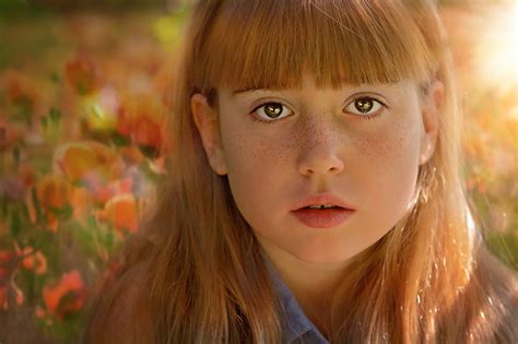 무료 이미지 자연 사람 소녀 사진술 햇빛 꽃 여자 초상화 모델 봄 빨간 색깔 가을 어린이 인간의 정원 닫기 표정 시즌 미소 긴 머리