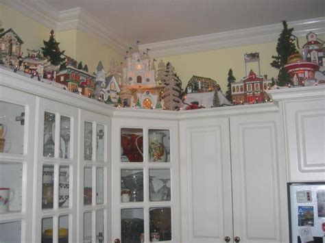 As everyone loves to decorate every part of their house, this would be the best idea of a native christmas kitchen decorations. Christmas decorating above kitchen cabinets - Christmas Photos