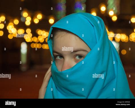 Muslimische Mädchen In Einer Moschee Stockfotografie Alamy