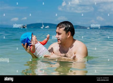 Feliz Bebé Riendo Con Papá Divertirse En El Mar Padre Enseña A La Hija