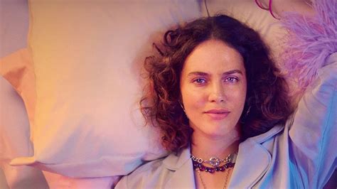 Downton Abbey Star Jessica Brown Findlay In The Flatshare 2022 Comedy Series Trailer Youtube