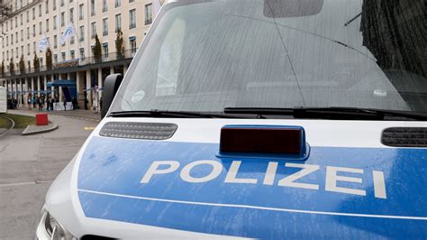 ألمانيا الشرطة تلقي القبض على سائق قاد سيارته صوب عدد من الأشخاص في برلين Cnn Arabic