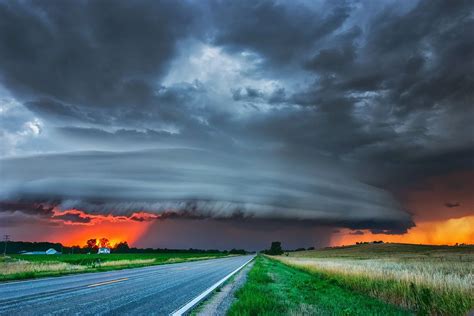 35 Amazing Photos Of Thunderstorms That Show Just How Breathtaking
