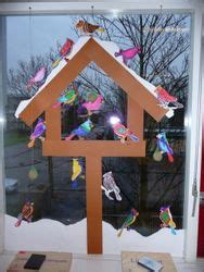 In der vorweihnachtszeit schmücken winterliche fensterbilder aus. Winterliches Fensterbild - Schneebedecktes Vogelhaus ...