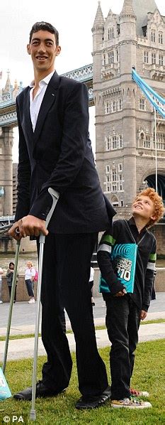27 Year Old Is Now Tallest Man In The World The Yeshiva World