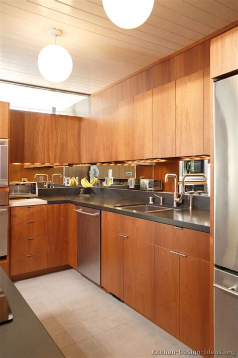 Wall kitchen cabinet in medium oak. Pictures of Kitchens - Modern - Medium Wood Kitchen Cabinets (Kitchen #6)
