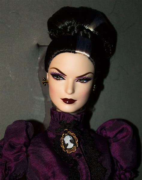 Коллекционная кукла Haunted Beauty Mistress Of The Manor Gold Label