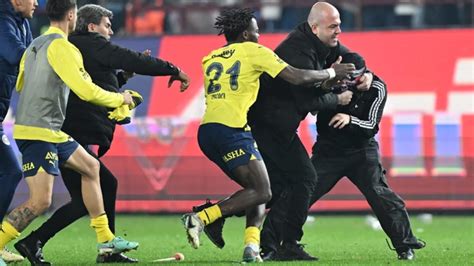 Fenerbahçeli Osayi Samuel kendisine doğru koşan Trabzonsporlu