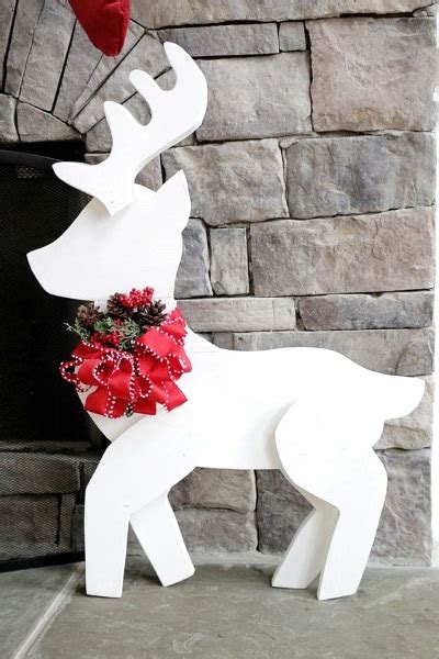 Draw this cute reindeer by following this drawing lesson. 50 Christmas Reindeer Decorations to Make - Pink Lover