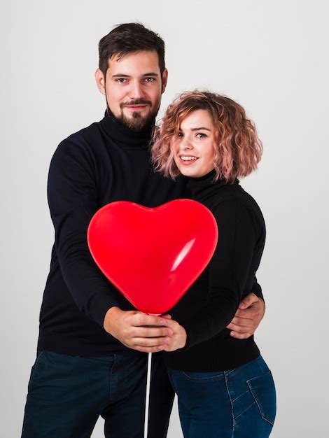 Posando Pareja Con Globo Para San Valentín Foto Gratis