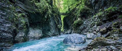 The partnach gorge is a deep gorge that has been incised by a mountain stream, the partnach, in the reintal valley near the south german tow. Imposantes Naturspektakel: Die Partnachklamm in Garmisch ...