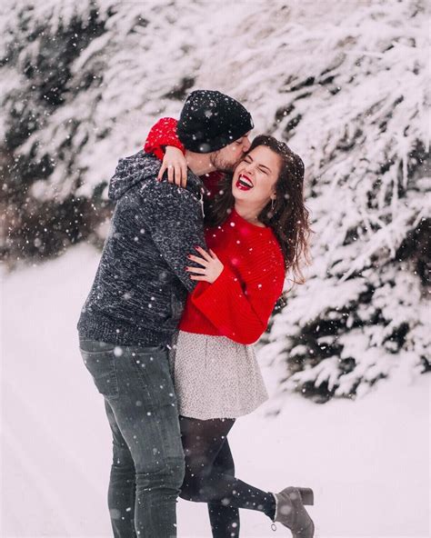 snow-couple-shoot-couple-s-photos-snow-photoshoot,-winter-couple-pictures,-snow-couple