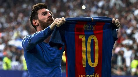 Lionel messi, delantero del f.c. Messi will Play for FC Barcelona at least until 2021 - Wizpert