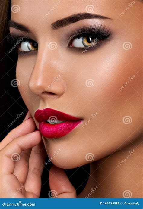 Seductive Woman With Dark Brown Eye Makeup And Bright Red Lips Stock Image Image Of Girl