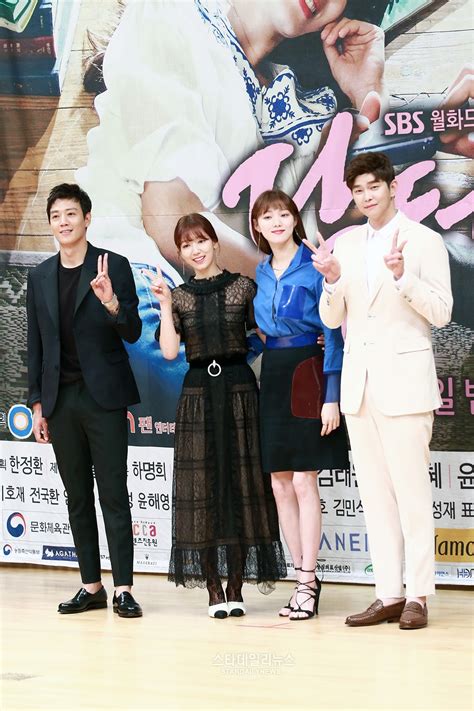 Kim rae won initially wanted to become a professional basketball player, but when an injured ankle tendon on january 19, reports stated that lee jong suk will join kim rae won, park byung eun and jung sang. Park Shin Hye And Kim Rae Won Reveal Why They Chose To ...