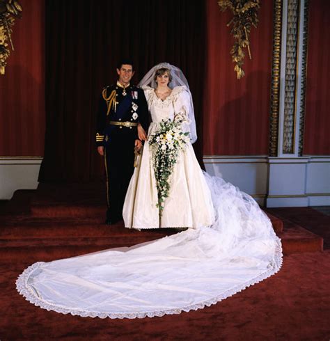 Meghan markle's wedding ceremony look. Royal Wedding bouquet: Meghan Markle's and Prince Diana's ...