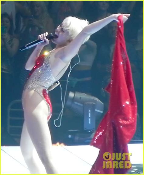 Miley Cyrus Kisses Katy Perry At Bangerz Concert Watch Now Photo 3059065 Katy Perry