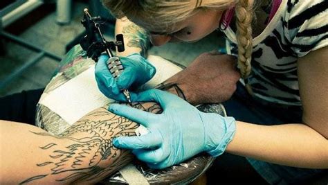 tatuajes y piercing de lo ancestral a la moda