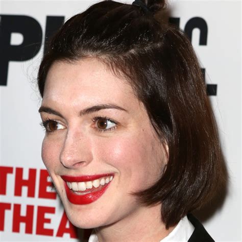 Anne Hathaway Suffers Makeup Mishap At Nyc Event E Online Ca