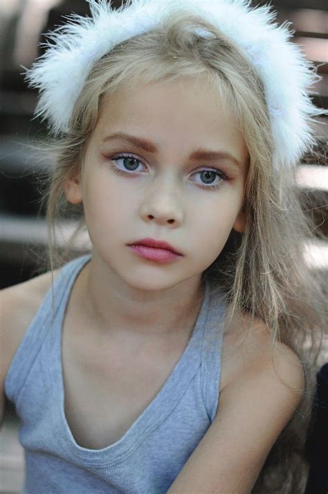 La très belle Sveta Makova Beaux enfants