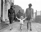 Flammentanz • Family man Ralph Richardson with his wife Meriel...