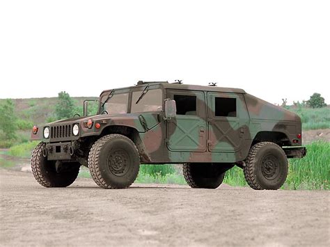 25 Humvees del ejército de Estados Unidos a subasta Autocosmos com