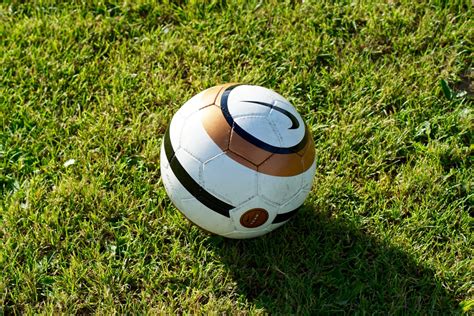 Bola yang digunakan untuk pemain dewasa ialah bersaiz 5 manakala saiz 4 dan 3 lazimnya digunakan untuk sukan remaja. Wallpaper Rumput Sepak Bola Terlengkap | Expo Wallpaper