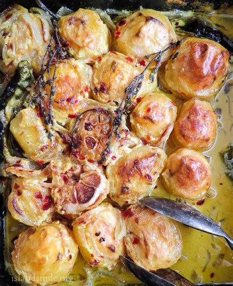 Turmeric Infused Baked Potatoes With Garlic Is An Ideal Dish To Try
