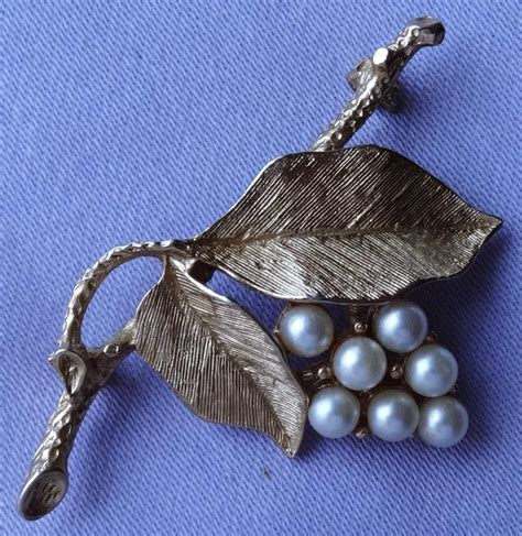 Vintage Pearl Berry And Leaf Brooch By Sarah Coventry Canada с