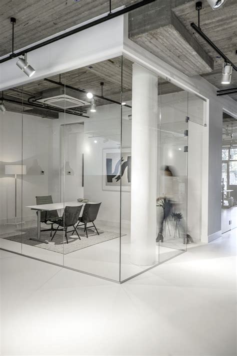 Proyectolandolina Modern Office Interior Glass Design
