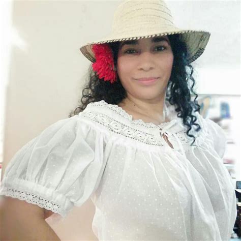 La Imagen Puede Contener Una Persona Sombrero Traje Tipico Panameño