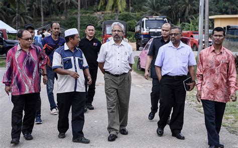 Yb senator p.waytha moorthy harus letak jawatan. Waytha dikejar ke klinik selepas bertugas di kampung Orang ...