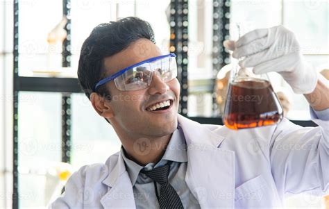 Jovem Cientista Ou Pesquisador Usa óculos Fazendo Pesquisa Química Em