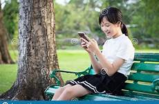 playing cellphone smartphone parlano felice cellulare donne divertendosi asiatica
