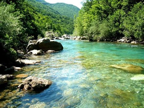 Rijeka krupa izvire iz deranskog jezera u hutovom blatu, odakle teče prema jugozapadu do svog ušća u neretvu, kod sela dračevo (čapljina), u bosni i. Rijeka Drina