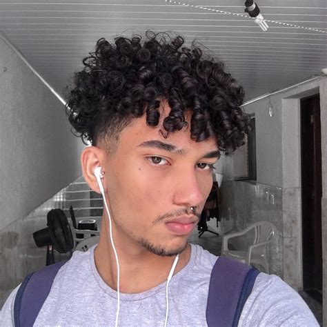 Beautiful women with bouncy curls, rosy cheeks and hourglass figure, sounds like a dream girl, right? Pin en Curly hair styles