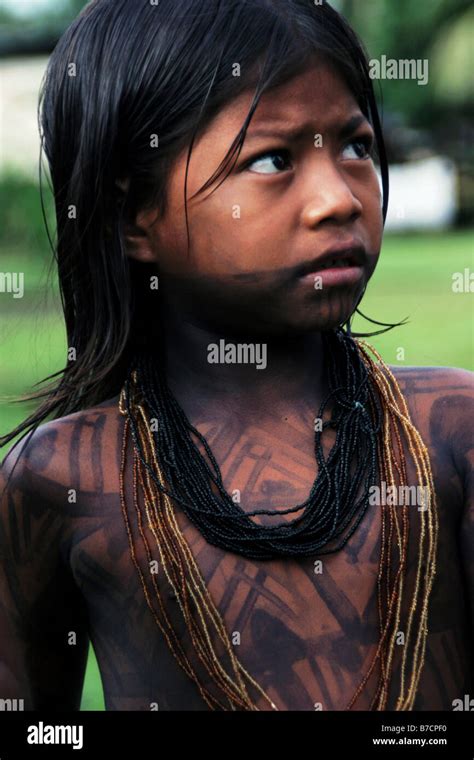 Les Jeunes Embera Indian Girl With A Body Painting De Jagua Dans Jingurudo D Encre Sur La