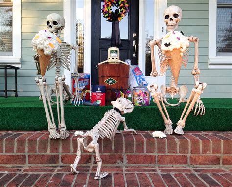 19 Outdoor Skeleton Decorations For The Spookiest Halloween Display