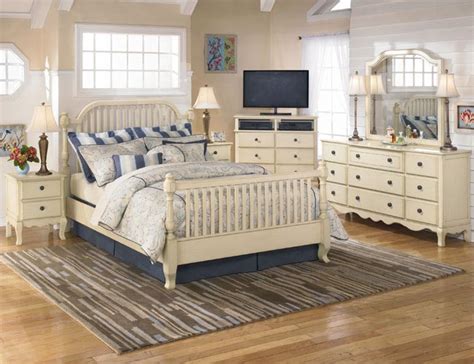If treated with extreme caution, rustic bedroom furniture can be a bedroom furniture like beds, dressers, fridges, crates and beds come in a variety of rustic styles like mexican, western, santa fe, spanish, and. 15 Beautiful White Bedroom Design Ideas & Inspirations ...
