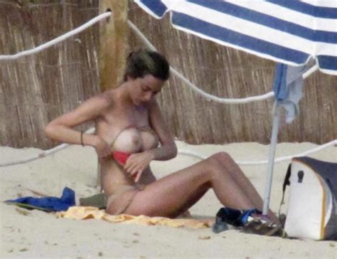 Kira Mir En Topless Por Las Playas De Menorca La Biblioteta